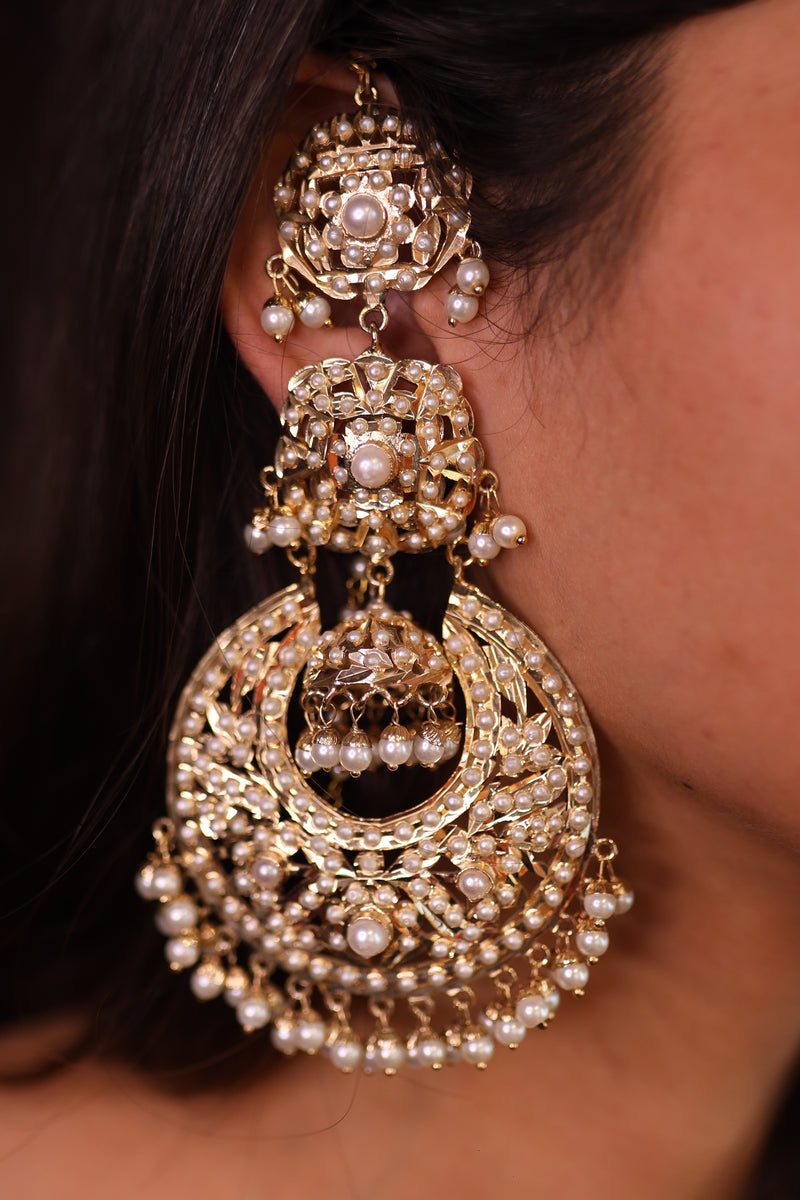 Jadaau Oversized Earrings with Kannauti